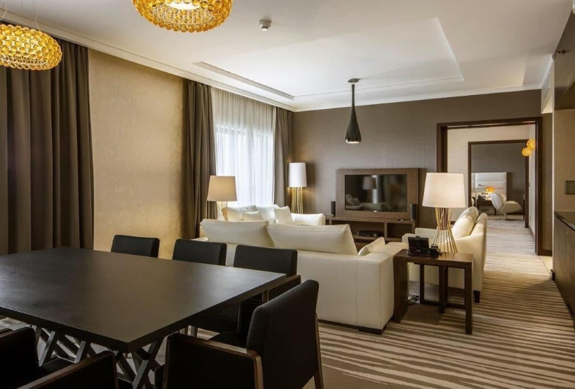 Doubletree By Hilton Lodz Hotel Bagian luar foto