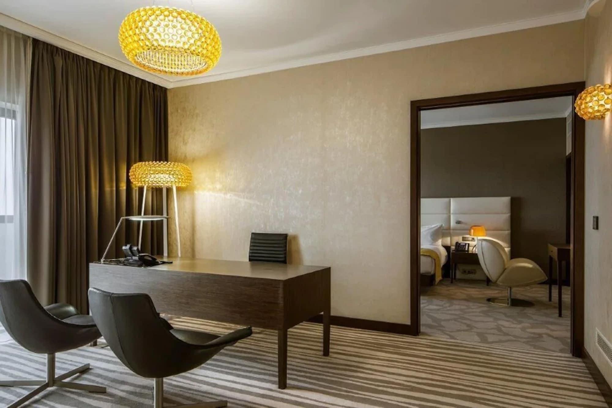 Doubletree By Hilton Lodz Hotel Bagian luar foto